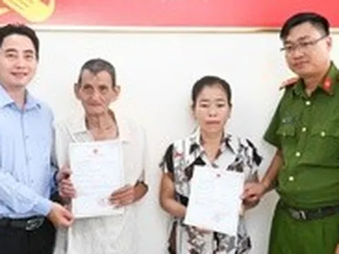 Phường Tân Tạo trao giấy khai sinh cho 2 người dân thuộc diện nhân khẩu đặc thù