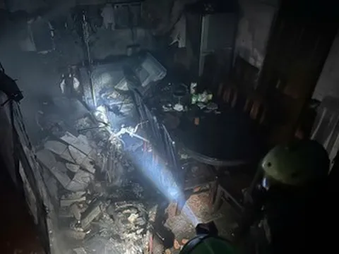 Cháy nhà ở Hà Nội, 2 người mắc kẹt