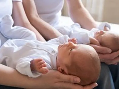 Thấy cả 2 con gái sinh đôi đều không giống mình, bà mẹ đi xét nghiệm ADN nhận kết quả choáng váng