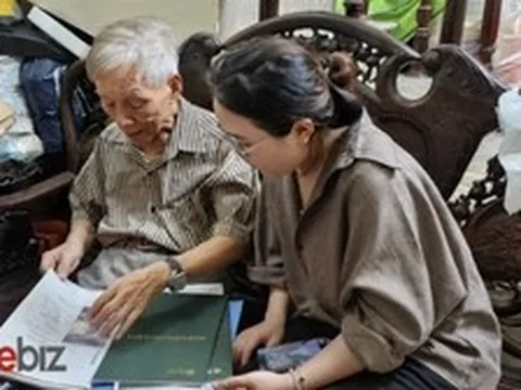 Bắt đầu từ một lời mời dự khai trương và 5 triệu đồng, cụ ông với danh xưng Thầy thuốc ưu tú gần 90 tuổi phải cầm cố cả căn nhà đang ở