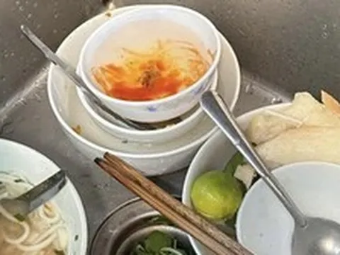 Đi ăn ngoài về vẫn phải dọn mâm bát đầy ụ cho 2 cô em chồng, chua chát nhất là câu phán xanh rờn của mẹ chồng