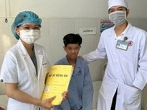 Tai nạn hy hữu, đang chạy xe bị cây tre cứa ngang cổ