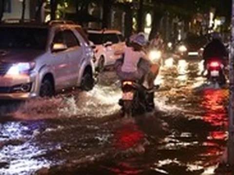 Mưa lớn ở TP.HCM: Đường Xuân Thủy nước ngập nửa xe