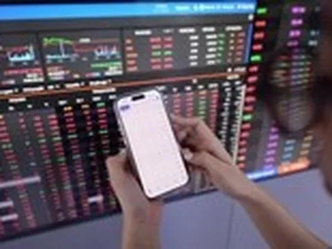 Cổ phiếu 'vua' dẫn sóng, kéo VN-Index về sát mốc tham chiếu