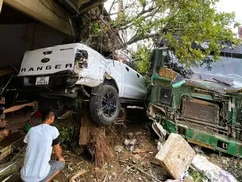 Xe tải mất lái tông trúng ô tô đậu bên đường, bật gốc cây lộc vừng