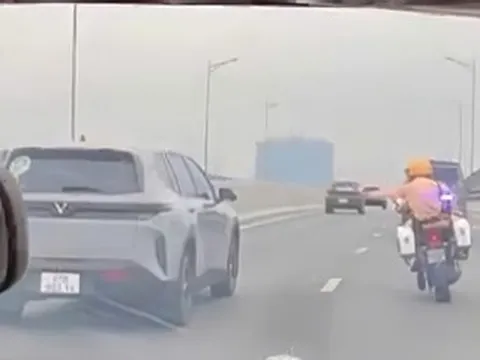 Nhận đề nghị từ người đàn ông lái ô tô, tổ CSGT ở Hà Nội quyết định hành động khẩn