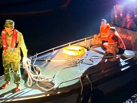 Cứu 9 thuyền viên trên tàu cá bị đắm ở vùng biển Đảo Trần