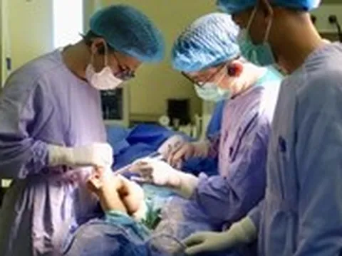 Phát hiện ung thư xương từ triệu chứng sưng đau khớp gối