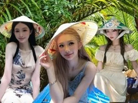 Dân miền Tây cũng không ngờ chiếc xuồng mưu sinh lại khiến dàn mỹ nữ Trung Quốc đua nhau săn đón