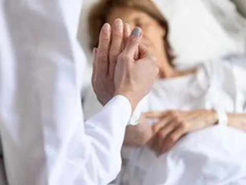 Y tá tiết lộ biểu hiện lạ của những người sắp qua đời