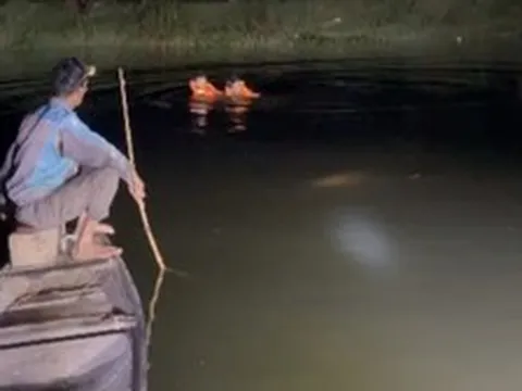 Tìm thấy thi thể 2 mẹ con dưới sông sau nhà
