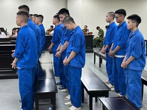 Hai nhóm ‘quái xế’ hỗn chiến bằng gạch ở Hà Nội, 1 người tử vong