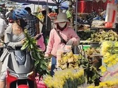 Tiểu thương ngóng khách Tết Đoan ngọ, bánh ú, trái cây  ê hề