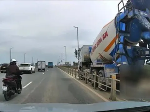 Xe bồn va chạm xe máy trên đường dẫn cầu Nhật Tân, 1 người tử vong