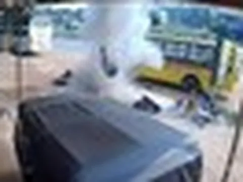 Lốp xe phát nổ như bom, thanh niên 19 tuổi bị hất văng lên không trung: Camera ghi lại khoảnh khắc gây sốc