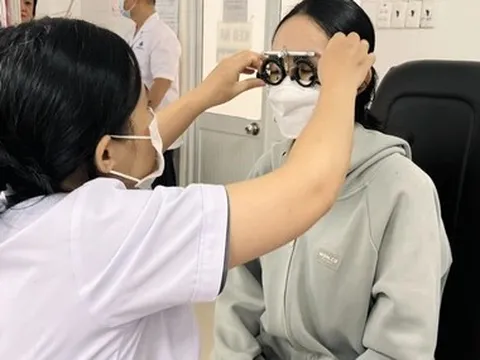 Cận thị học đường tăng vọt, TP.HCM ghi nhận hơn một nửa học sinh mắc tật khúc xạ