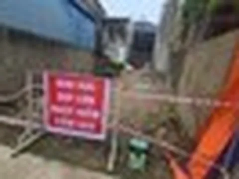Sau tiếng động lớn giữa trưa, "hố tử thần" sâu 4m xuất hiện ở khu dân cư Thái Nguyên: Chuyên gia nói gì?