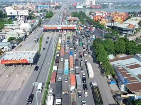 Xe tải lật chắn ngang đường trên cầu vượt Tân Vạn, quốc lộ 1 kẹt gần 5km