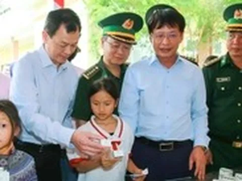 600 trẻ em vùng biên đi 'Phiên chợ 0 đồng'