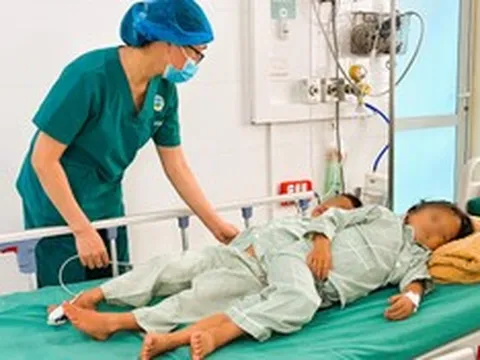 Ăn món quen thuộc, 3 anh em nhỏ cùng nhập viện cấp cứu