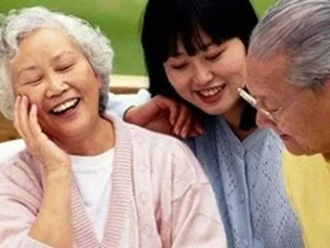 Khi con chủ động gửi tiền, cha mẹ thông minh không bao giờ nói: "Thôi con giữ lấy mà dùng" mà sẽ xử lý cực khéo như này!,