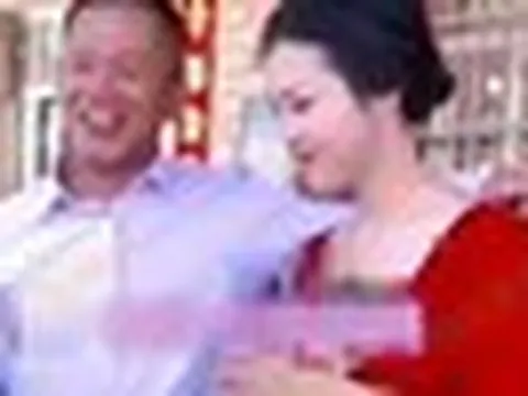 Người đàn ông quyết cưới nữ nhân viên kém 30 tuổi, hành động với cha cô dâu khiến cả đám cưới chết lặng