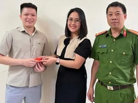 Phát hiện hộp màu đỏ có 2 nhẫn vàng trước cửa siêu thị, công an mời một người đàn ông lên xác minh