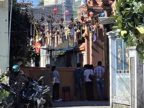 Phát hiện thi thể bé gái sơ sinh trong túi xách trước cổng chùa