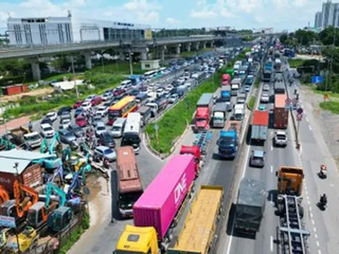 Quốc lộ 1 ùn tắc 5km vì 'điểm nghẽn' ở cửa ngõ phía Đông TPHCM