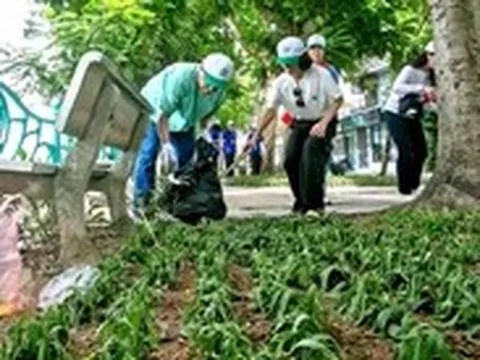 Hồ Tây đang chịu nhiều áp lực từ đô thị hóa
