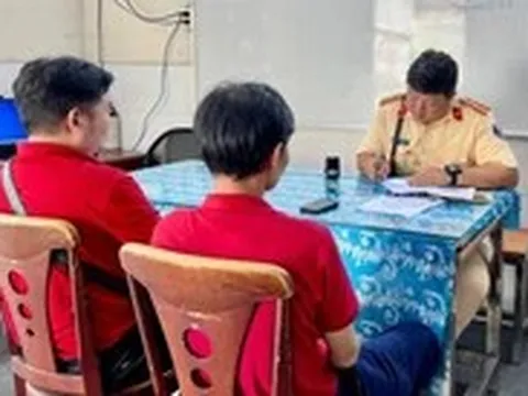 Dùng xe buýt 2 tầng chở hoa hậu Hương Giang 'diễu hành', tài xế và chủ xe bị lập biên bản