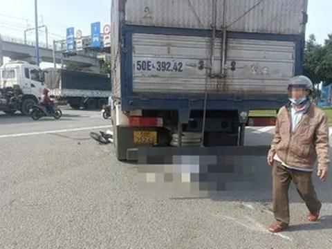 Xe tải ôm cua cuốn cô gái vào gầm, kéo lê khiến nạn nhân tử vong