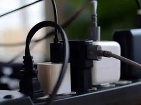 5 thiết bị âm thầm ngốn điện, nên rút ra trước khi đi ngủ