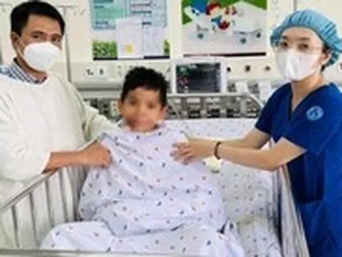 Giám đốc Sở Y tế TP.HCM xúc động khi bé trai cận kề cửa tử đã được cứu sống kỳ diệu