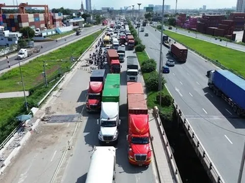 Thu hẹp cầu Đồng Nai để sửa chữa nên kẹt xe, CSGT TP.HCM khuyến cáo tài xế nên đi cao tốc TP.HCM - Long Thành