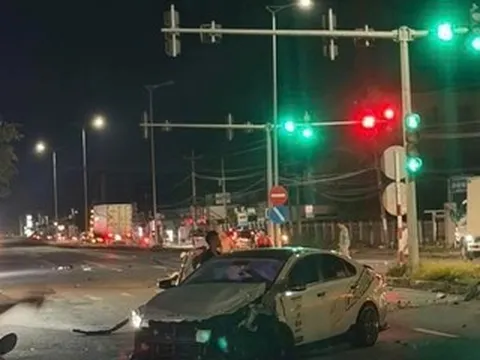 Ô tô tông xe máy dừng đèn đỏ, đôi nam nữ tử vong