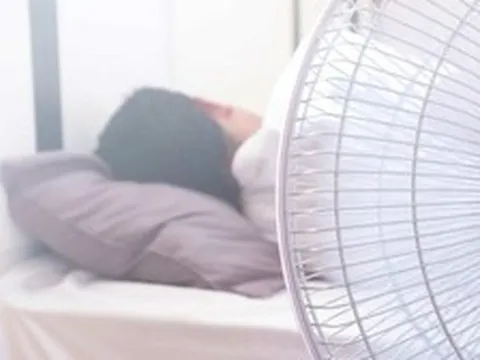 Kiểu bật quạt qua đêm khi đi ngủ được cảnh báo không nên: Nhiều nhà vẫn đang làm mỗi ngày