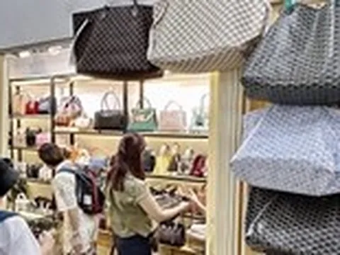 'Hàng hiệu' giá vài trăm nghìn đồng vẫn phủ kín chợ