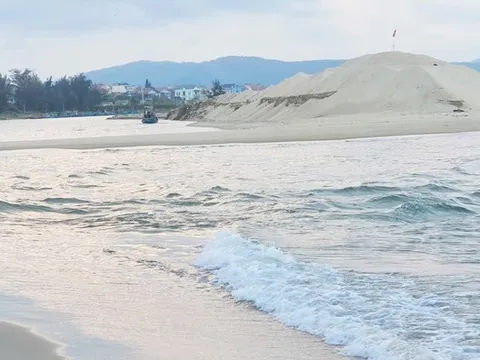 Cát bồi lấp cửa biển khiến hàng trăm tàu thuyền "mắc cạn" trước mùa tôm cá