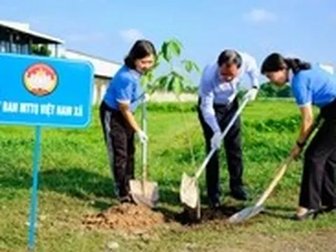 Củ Chi ra quân trồng 400 cây xanh, hưởng ứng phong trào 'Thành phố muôn sắc hoa'
