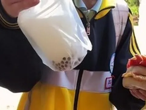 Bữa trưa một bà mẹ chuẩn bị cho con gái mang đến trường khiến ai xem cũng ngán ngẩm: Thà ăn cơm trắng còn hơn!