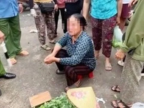 Mâu thuẫn chỗ bán hàng, người phụ nữ bán rau bị xịt nước áp lực cao vào mặt