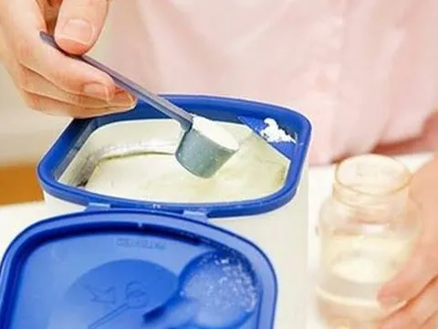 Bé trai 3 tháng tuổi nhập viện cấp cứu vì cha mẹ pha sữa bằng loại nước này