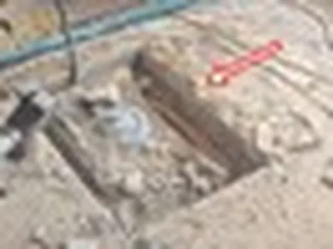 Kéo sợi dây lạ nhô lên từ nền nhà, người thợ không ngờ thứ xuất hiện sau đó trị giá hơn 70 tỷ đồng