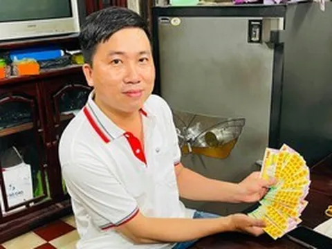 CLIP: Đại lý đổi thưởng xuyên đêm cho khách trúng xổ số miền Nam