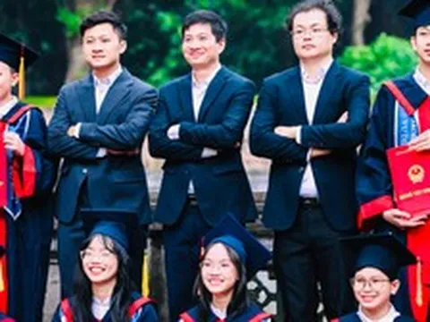 Lớp học 34/34 trò đỗ chuyên Toán, Tin, thầy chủ nhiệm bật khóc
