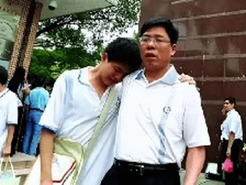 Nam sinh học giỏi được cả làng kỳ vọng, đang du học nước ngoài bỗng "bặt vô âm tín", 14 năm sau gia đình mới phát hiện để đón về