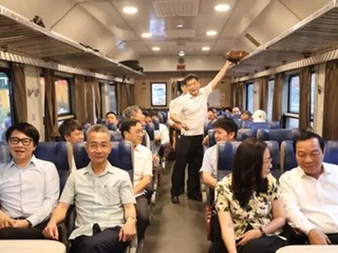 Đường sắt mở 'Đoàn tàu Bạch Mai' đưa đón y, bác sĩ giữa Hà Nội và Ninh Bình