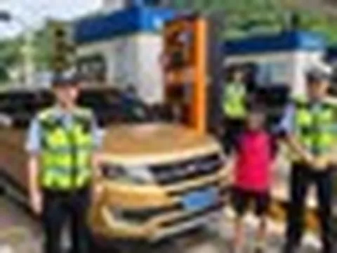 Lái ô tô trên đường cao tốc suốt 6 tiếng, khi bị phát hiện, cậu bé 12 tuổi đưa ra câu trả lời chấn động