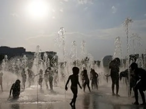 Nắng nóng cực đoan ở Pháp khiến ít nhất 18 người tử vong, 2 trẻ nhỏ chết trong ô tô
